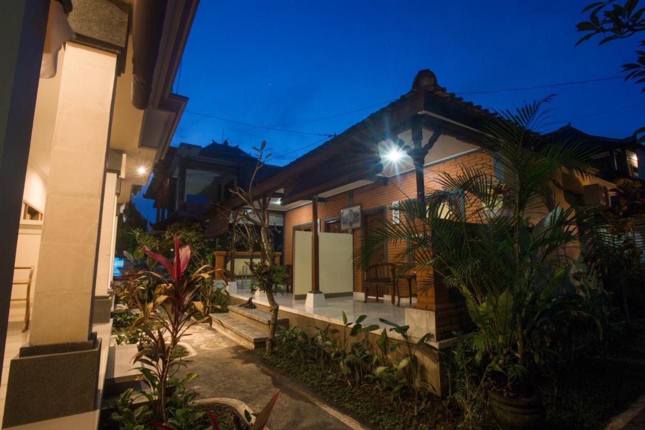 Monka House Hotel Ubud Buitenkant foto