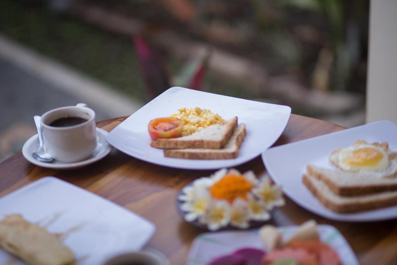 Monka House Hotel Ubud Buitenkant foto